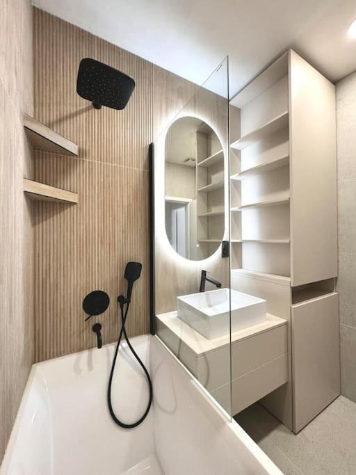 5 Min Dancing House Apartment Prague, Luxury And Modern エクステリア 写真